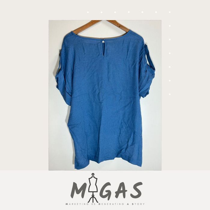 Blusa Azul com Botão