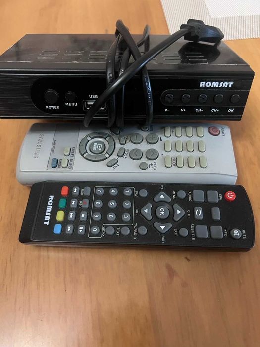 Продам телевизор Samsung + кріплення +Ресивер Т2 ТВ Romsat+2пульта