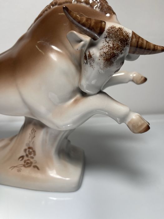 Статуетка «Бик» Полонне