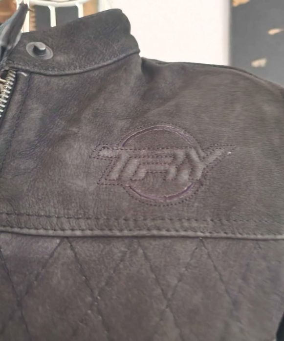 Casaco biker em couro (Casa das Peles)