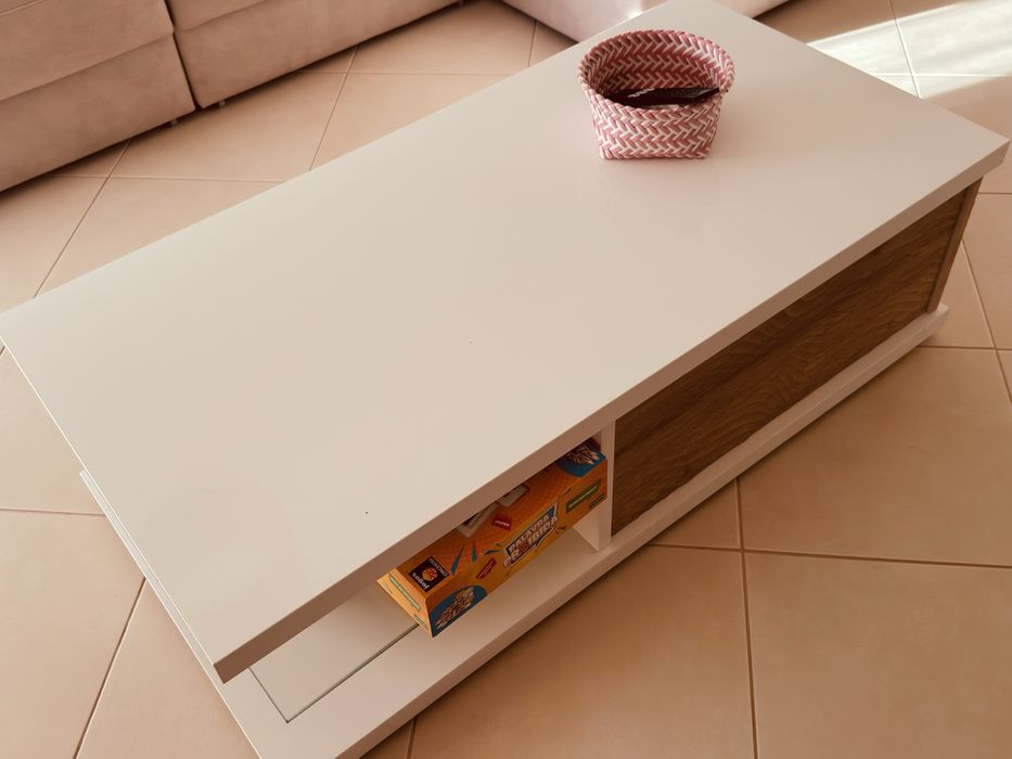 mesa de centro com gaveta e nicho/prateleira inferior e detalhe frontal em madeira, tom carvalho