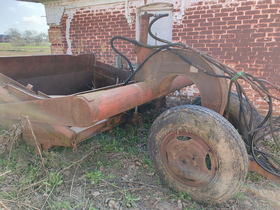 Скрепер для переміщення сипучих вантажів