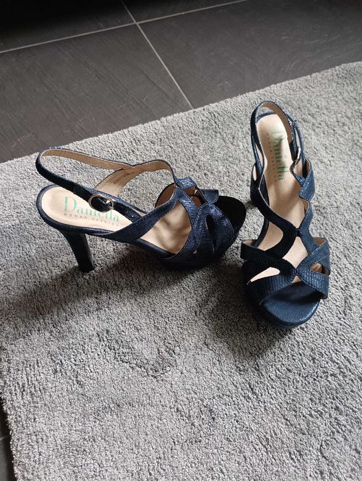 Vendo sandália, salto alto, azul escuro