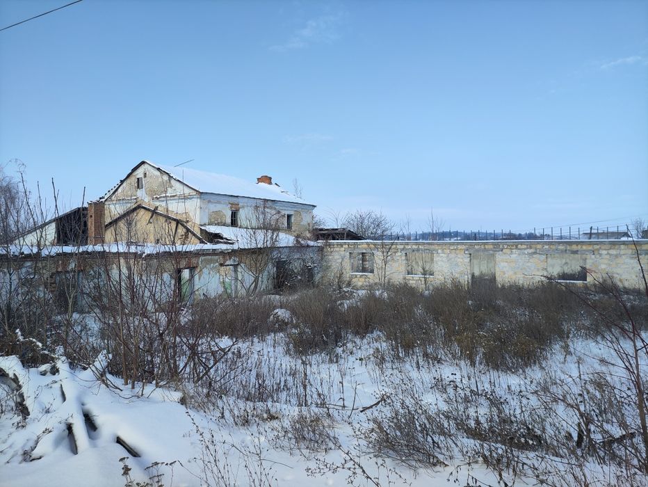 Продам приміщення, склади ... На території консервного заводу.