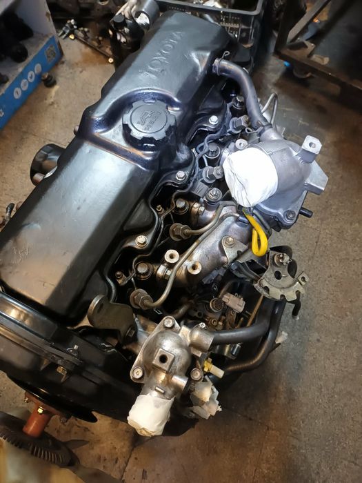Vende-se motorcompleto para, Toyota 2L, 2.4, serve para Hiace, Hilux , Dina 150  e Toyota Land -Cruizer
