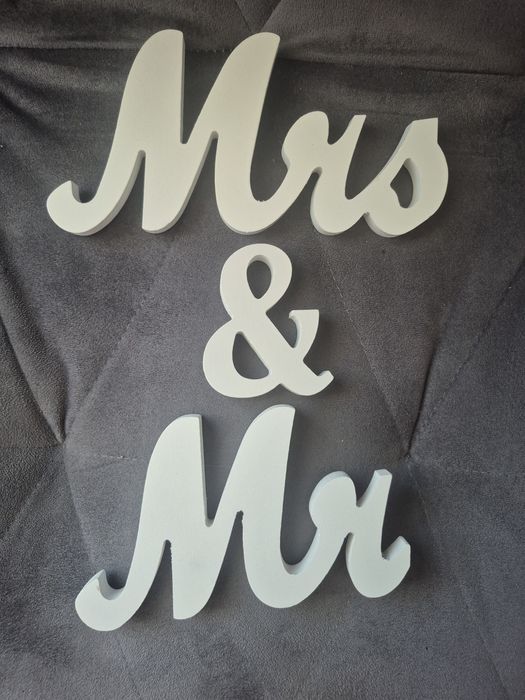 Biały napis "Mrs & Mr" ślub i wesele