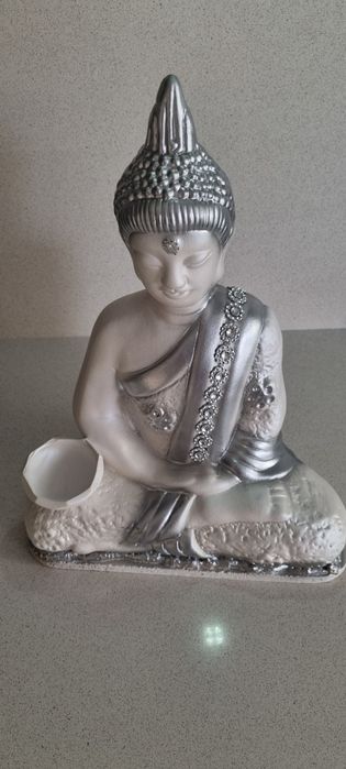 Estátua buda branca e cinza