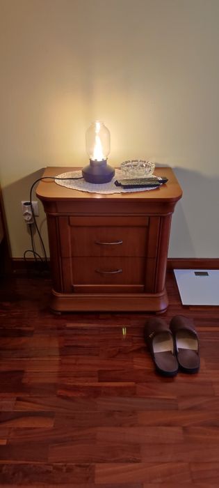 Mesa de cabeceira para quarto em madeira de Cerejeira
