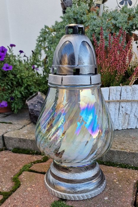 Szklany znicz tęczowe szkło mniejszy
Wymiary:

wysokość 33 cm

średnic