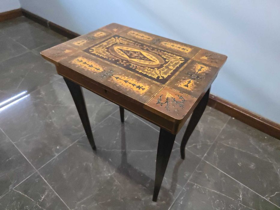 Mesa pequena de música em madeira