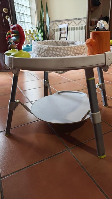 Mesa de atividades bebés