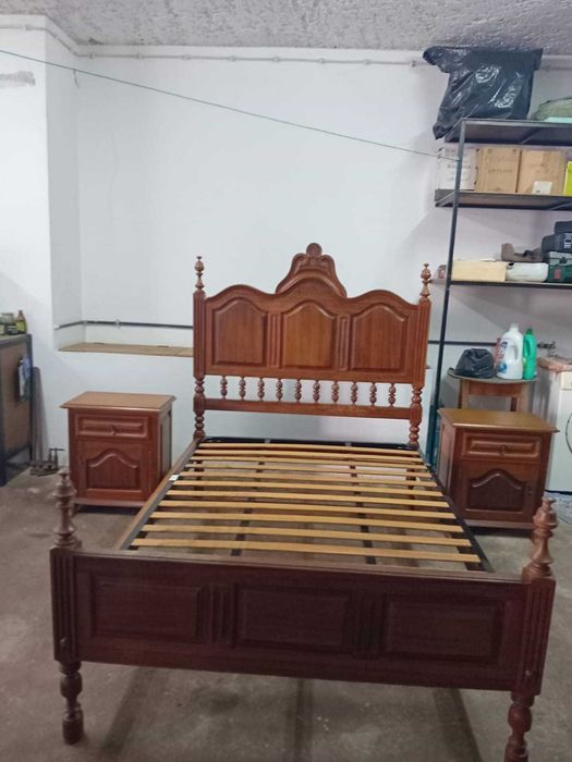 Cama de casal com mesinhas de cabeceira