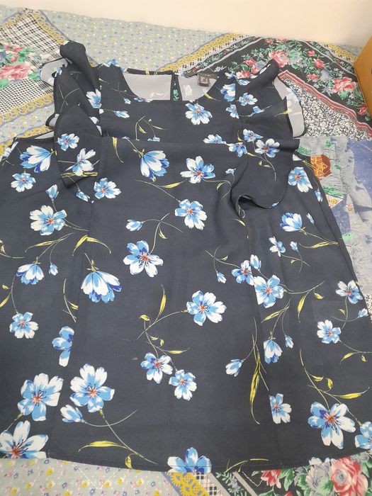 Blusa de cavas azul marinho com flores da Primark