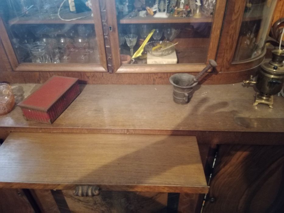 Stary kredens z pomocnikiem