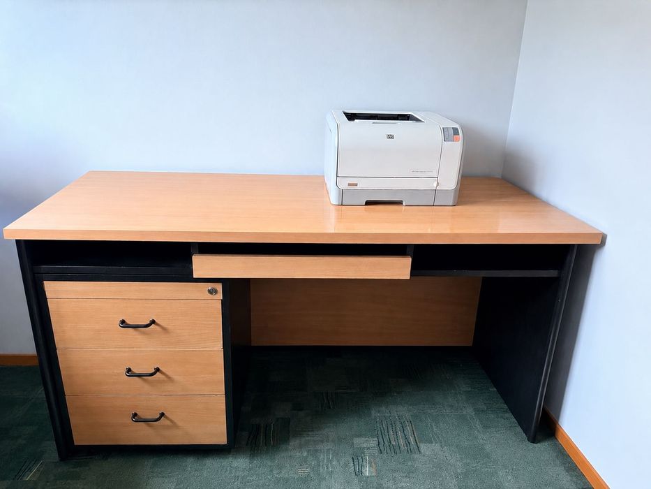 Biurko 150×70 cm z mobilnym kontenerkiem – solidne