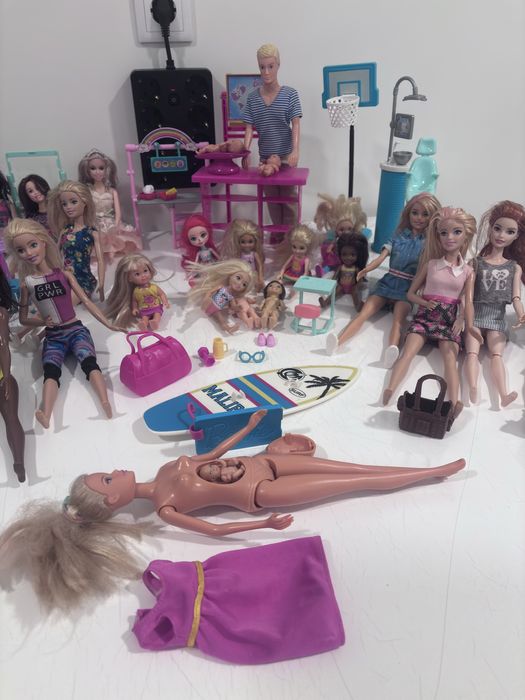 Grande lote de bonecas tipo Barbie + casa e acessórios