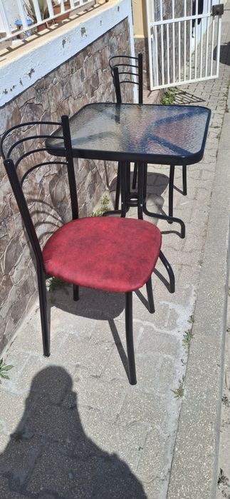 Mesa de Vidro + 2 Cadeiras Estofadas (Vermelho) – Como Novo