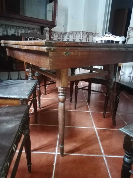 Mesa extensível e cadeiras