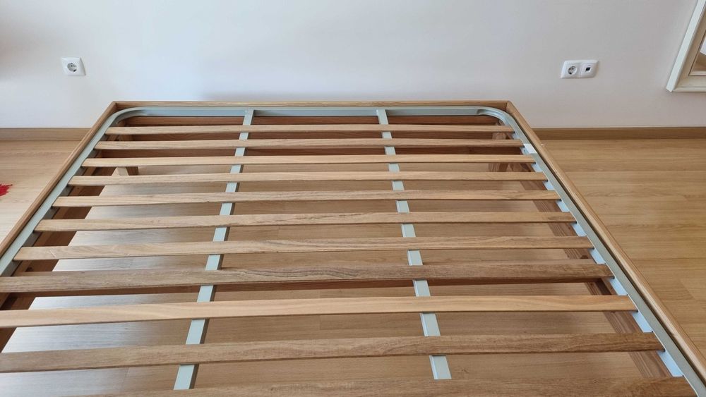 Cama casal-robusta-160x200-pinho maciço + estrado – excelente estado.