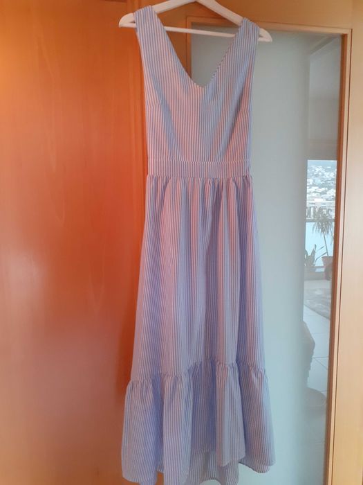 Vestido comprido com riscas.
