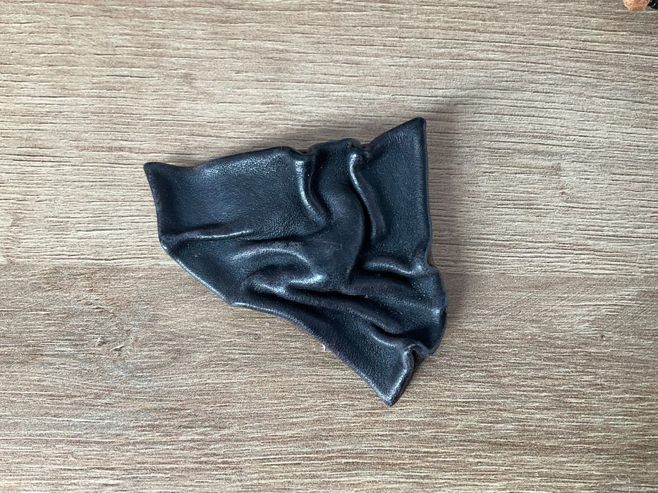 Broszka czarna damska