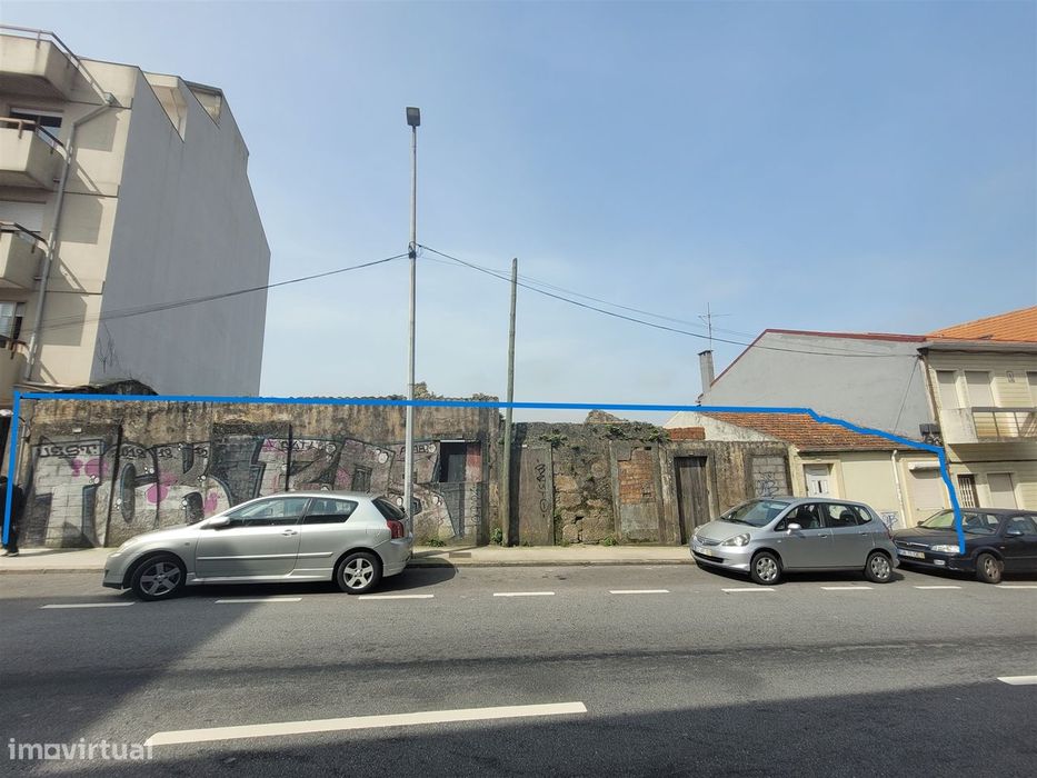 Terreno com 715m2 localizado a 300 metros da Estação de Metro!