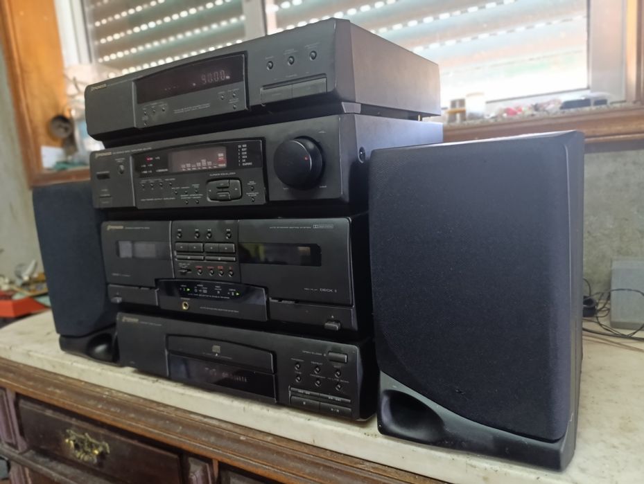 Aparelhagem Pioneer vintage, com CDs e rádio a funcionar.
