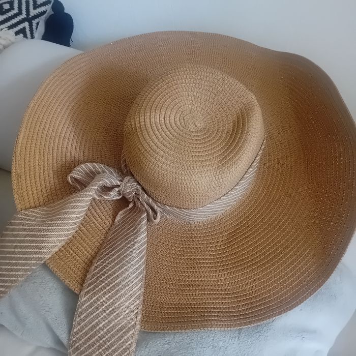Śliczny kapelusz 56 cm obwód