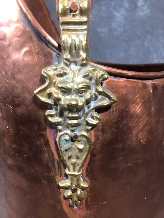 Balde de carvão de cobre antigo