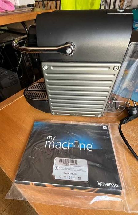 Máquina café NESPRESSO Pixie