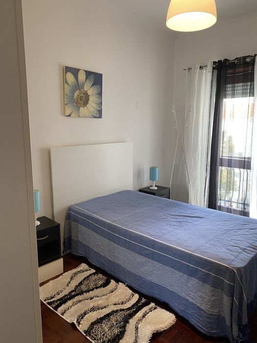 Alugo quarto parede