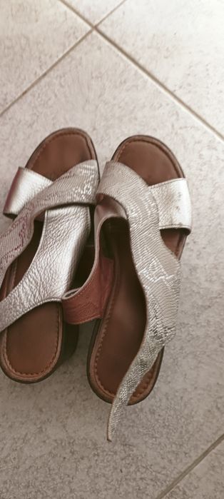 Sandálias compensadas