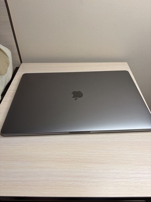 Macbook pro 2018 15.4 экран,i9,32 озу 512 ssd