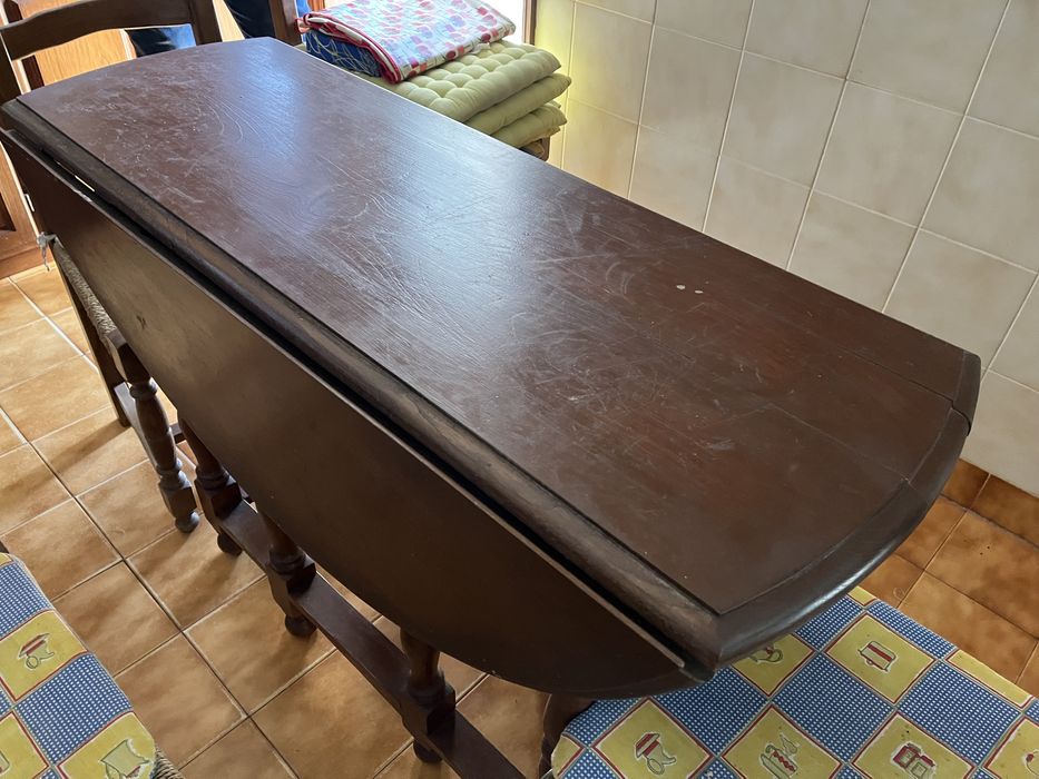 Mesa de cozinha em Madeira maciça com 4 cadeiras