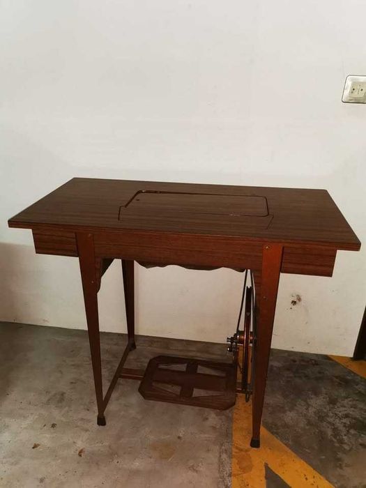 Máquina de costura antiga BELA De Luxe Automatic com móvel