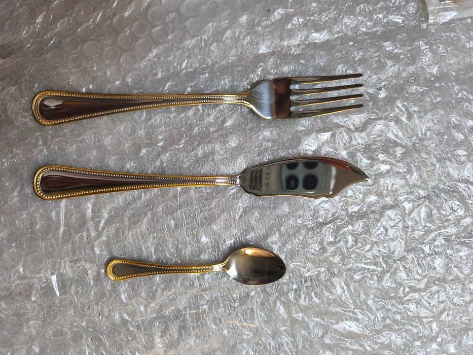 Conjunto de talheres de peixe antigo, com detalhes dourados
