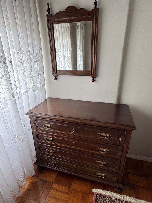 Moveis de quarto casal: 1 cama, 2 mesas cabeceira, uma comoda, um guardafatos, uma cadeia e um espelho