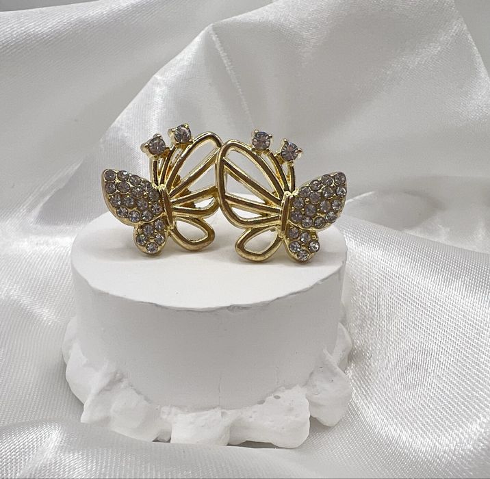 Kolczyki w złotym kolorze w kształcie motyli z cyrkoniami