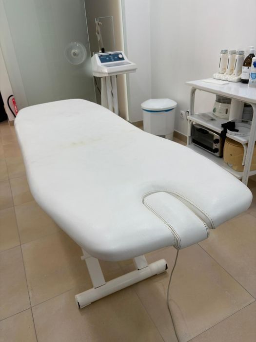 Marquesa em pele articulada senta e deita