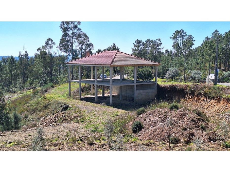 Terreno Rústico com Construção na Sertã