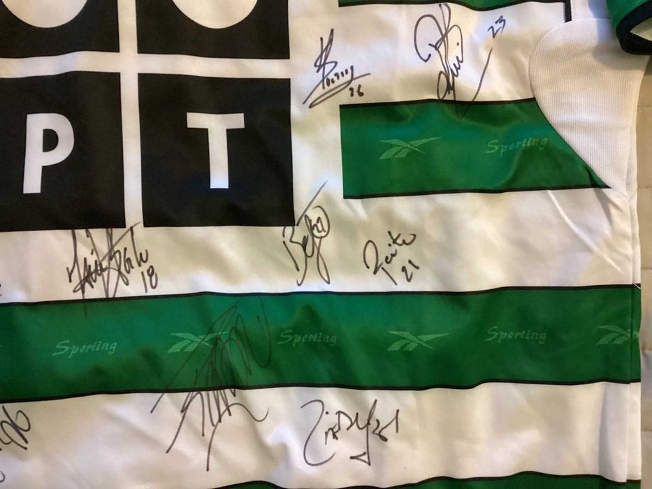 Camisola Oficial Sporting Autografada (17 autógrafos - Plantel Final Taça UEFA) - Época 2004/2005