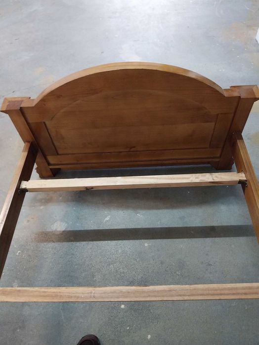 Cama em madeira como nova