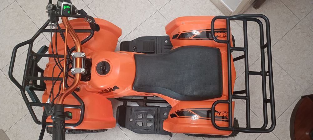Mini moto 4 laranja elétrica em muito bom estado