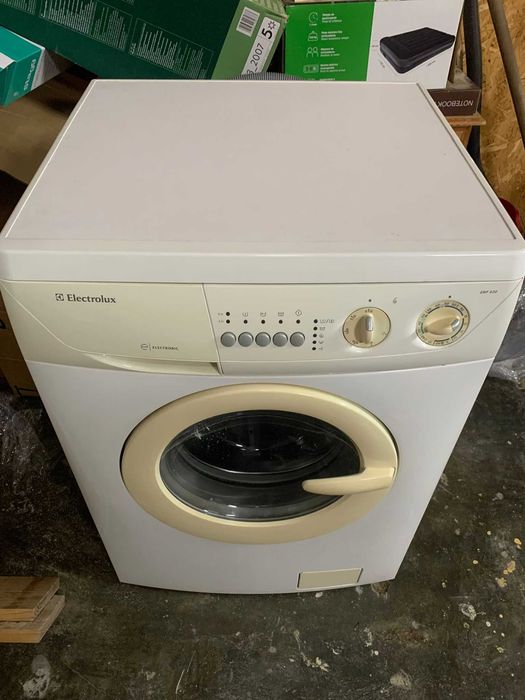 Máquina de lavar roupa Electrolux – usada