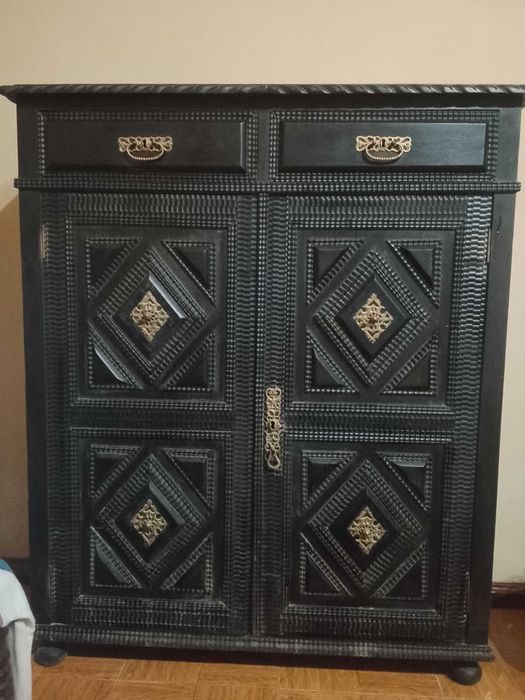 Móvel Antigo em Madeira Escura com Detalhes Trabalhados – Ideal para Restauro / Upcycling. Transporte a cargo do comprador.