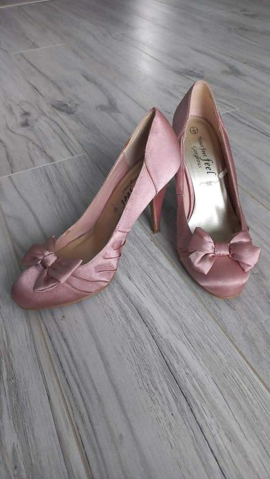 Buty damskie satynowe na obcasie. R38