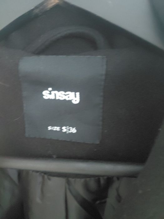 Czarny dwurzedowy płaszcz sinsay ozdobne guziki