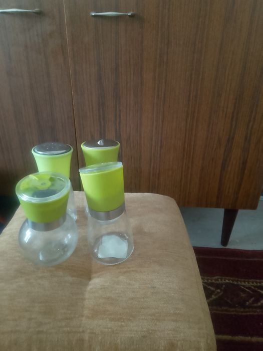 Oddam 4 słoiczki do przypraw