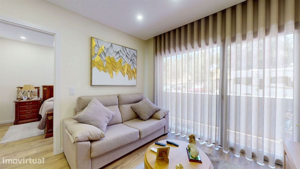 T1 com 104 m², 2 garagens box, varanda