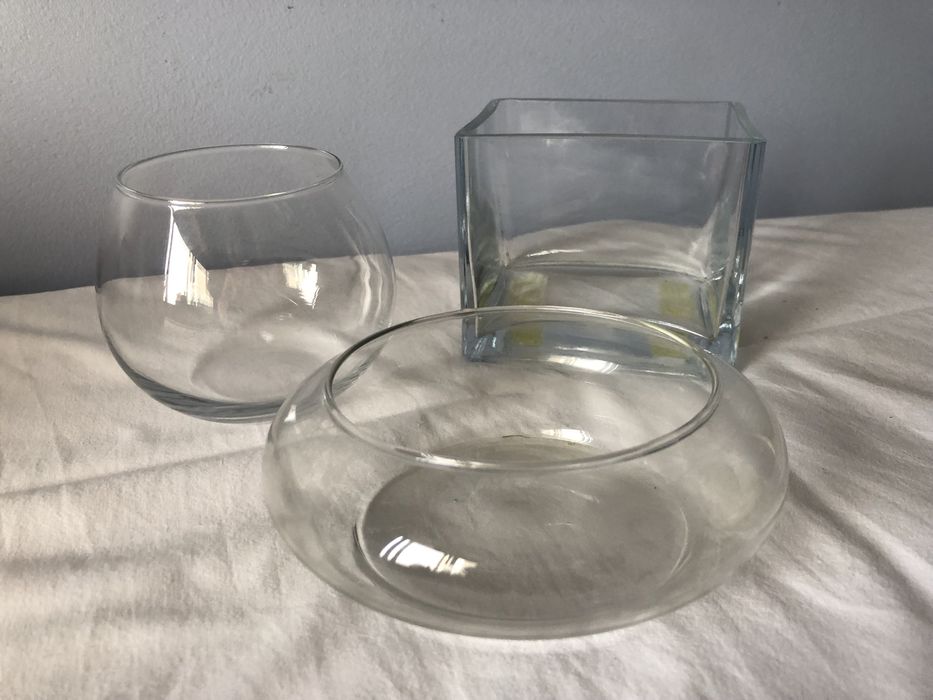 Tres tacas pequenas ou vasos em vidro